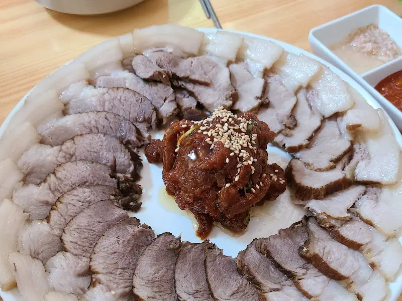 수육과 회무침의 조화