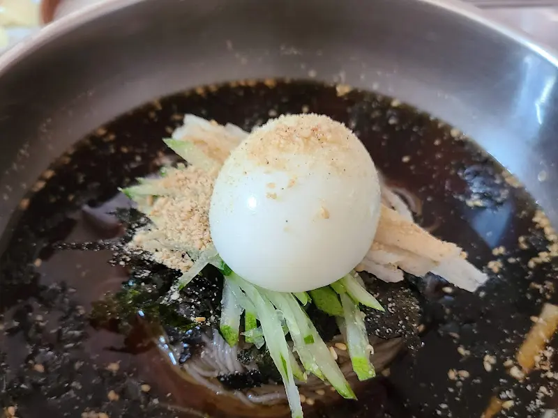 막국수 위에 올려진 삶은 계란