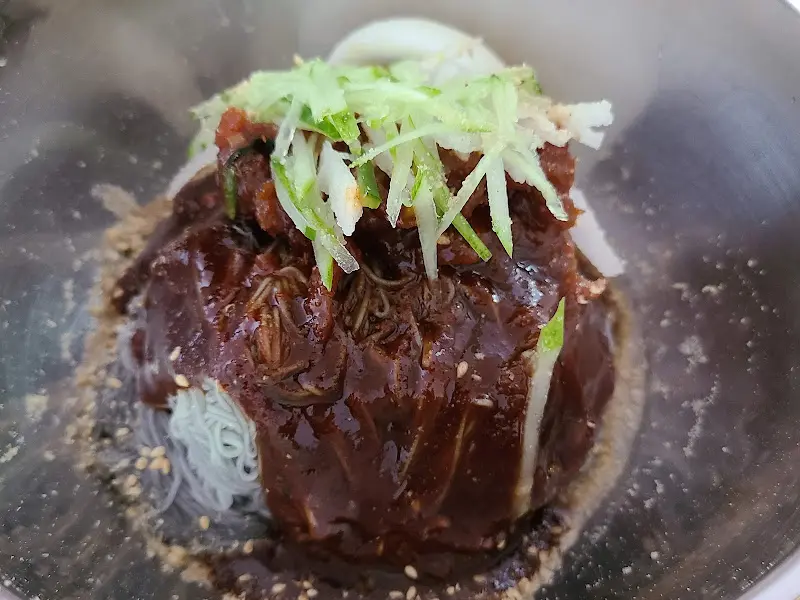 매콤한 양념이 인상적인 비빔 막국수