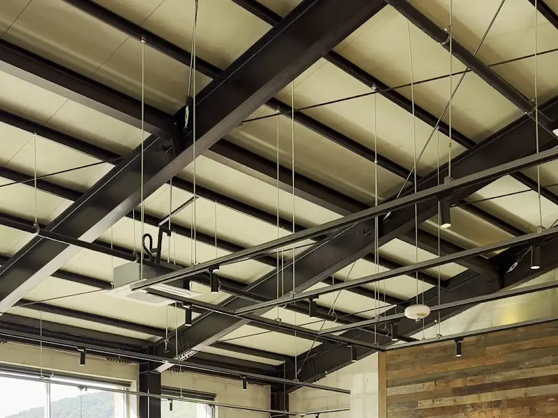 카페 내부 천장 구조