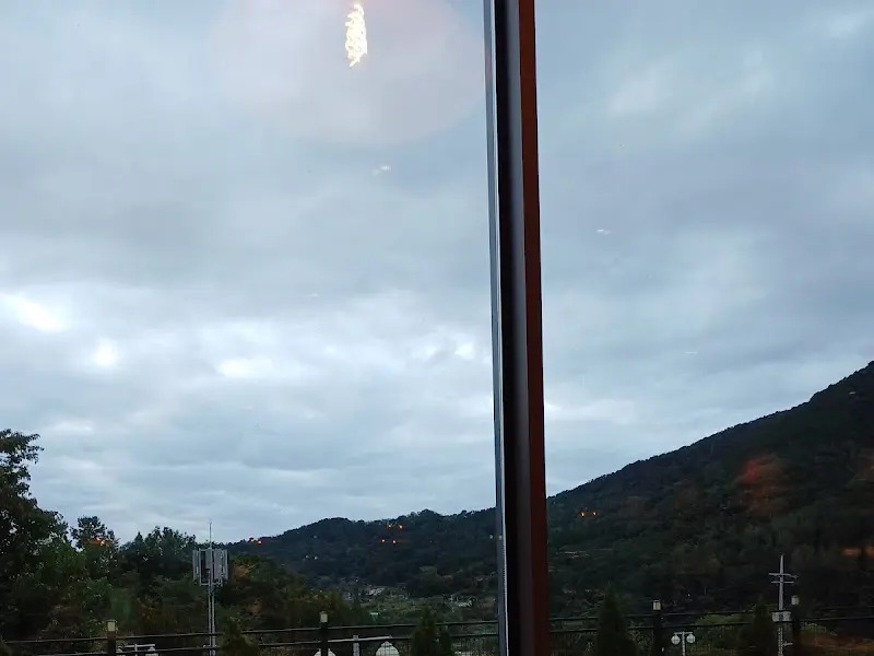 창밖으로 보이는 비슬산 풍경