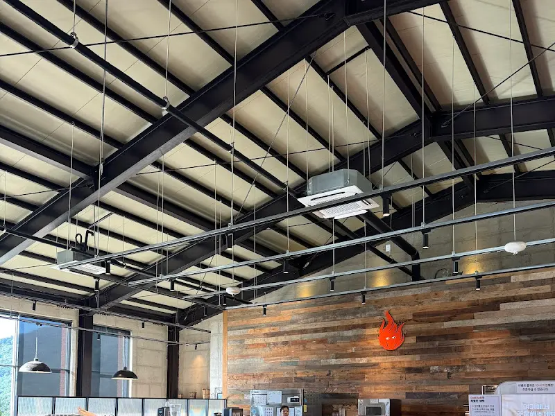 카페 내부 천장 구조