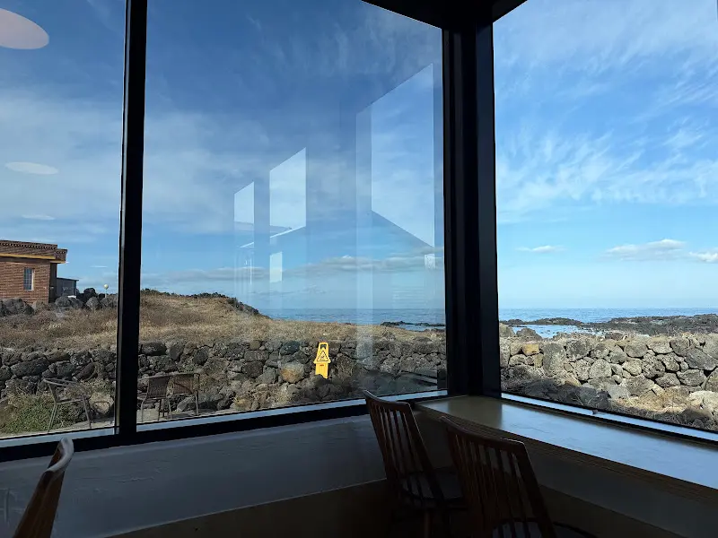 창밖으로 보이는 바다 풍경