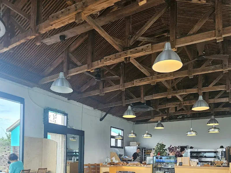 카페 내부 천장의 모습