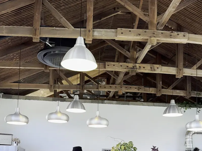 카페 내부 조명