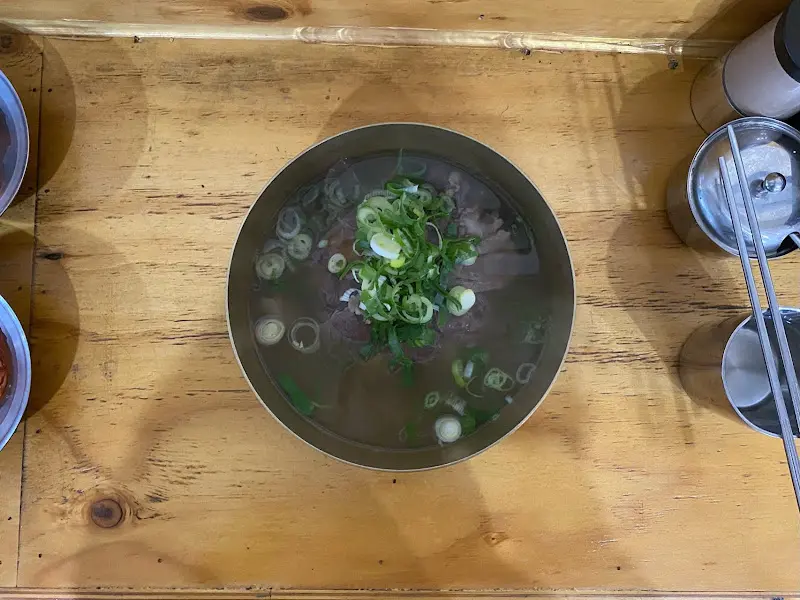 테이블 위 곰탕 한 상 차림