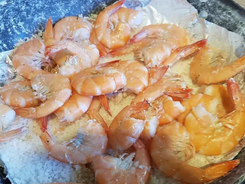 소금 위에서 붉게 익어가는 새우