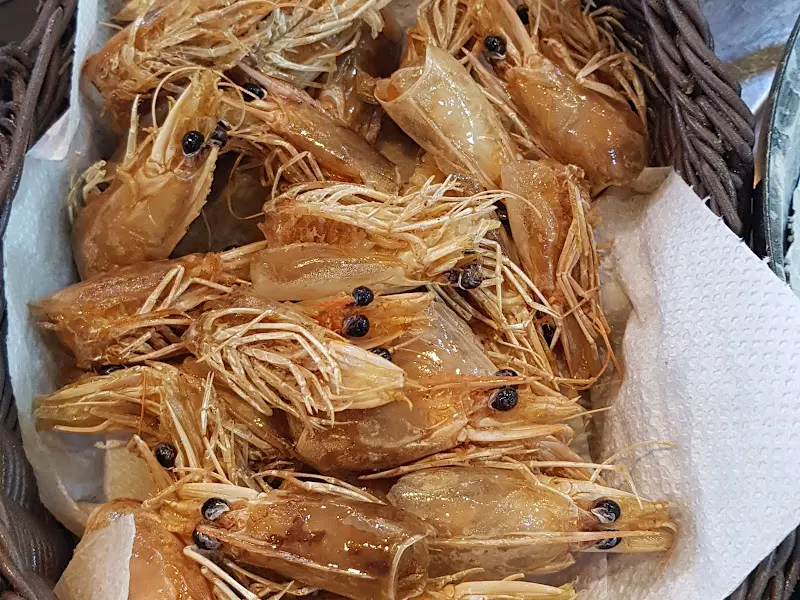 바삭하게 튀겨진 새우 머리 튀김