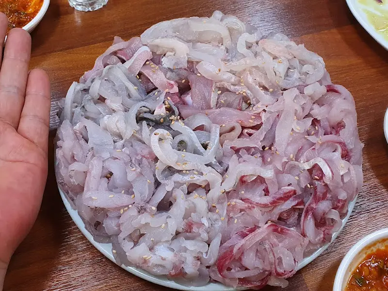 푸짐한 모듬회 한 상차림