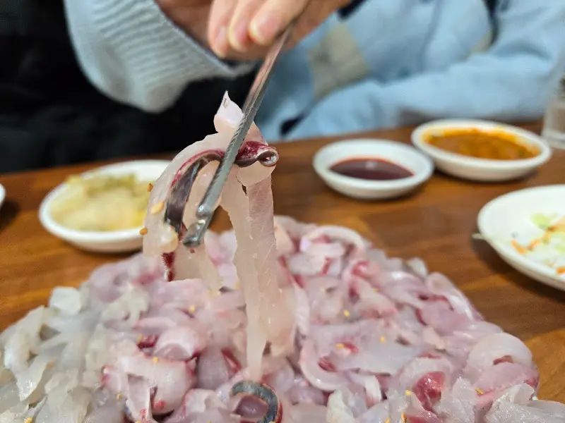 젓가락질을 멈출 수 없는 싱싱한 회