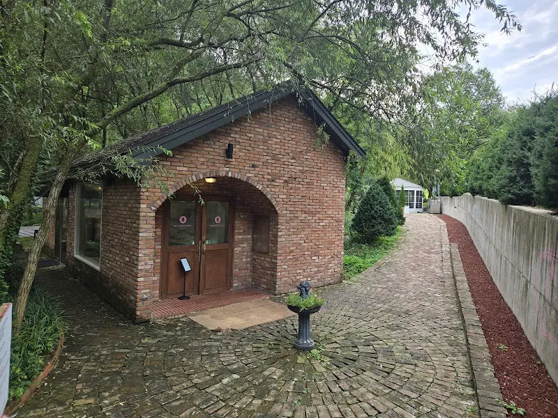 붉은 벽돌로 지어진 카페 건물