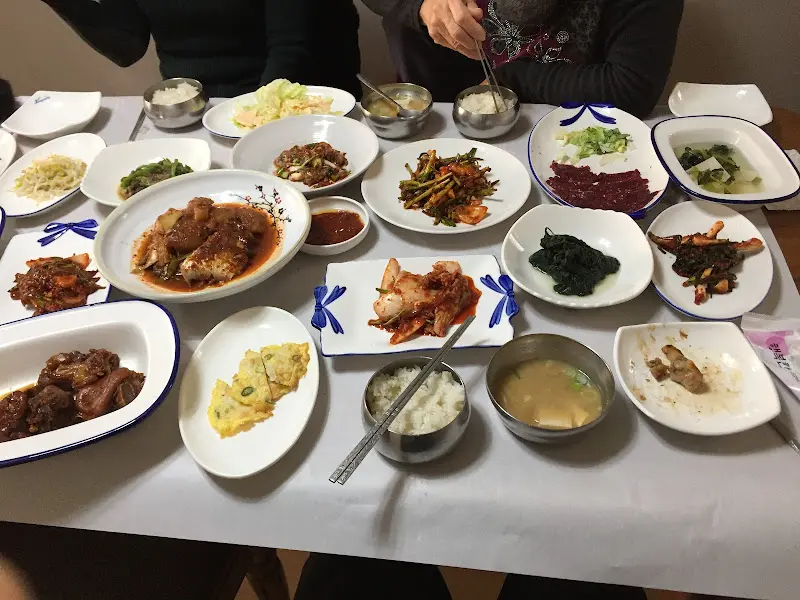 한 상 가득 차려진 음식