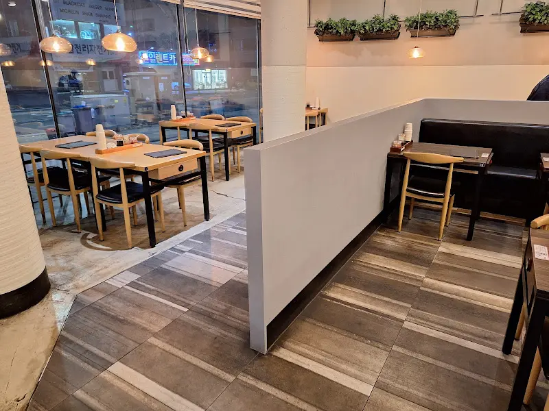 넓고 깔끔한 매장 내부