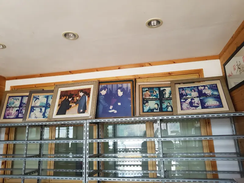 가게 내부에 걸린 심순녀 할머니 사진