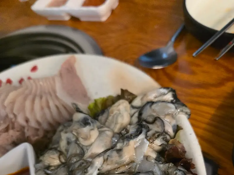 보쌈에 굴 올려 먹기