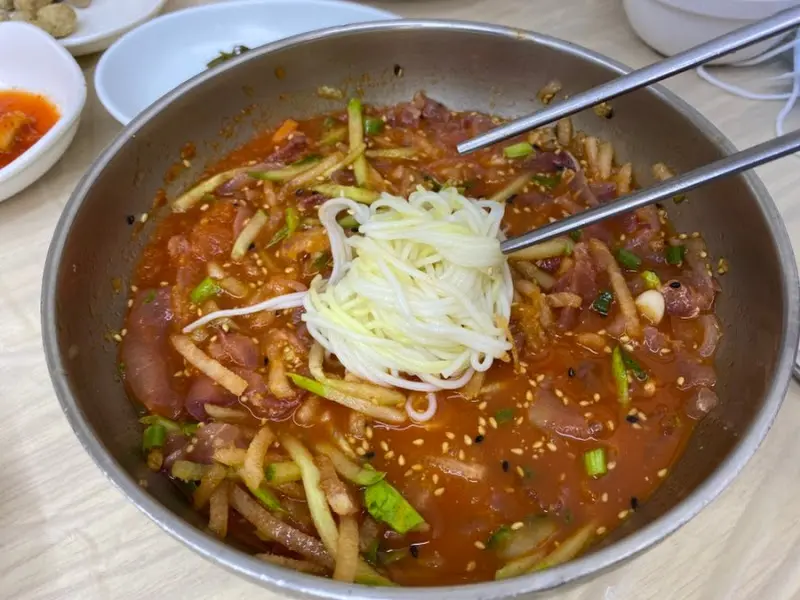 소면을 넣어 비빈 물회