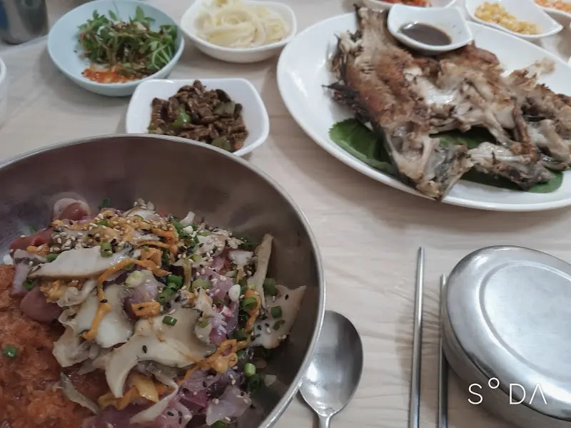 물회와 우럭구이