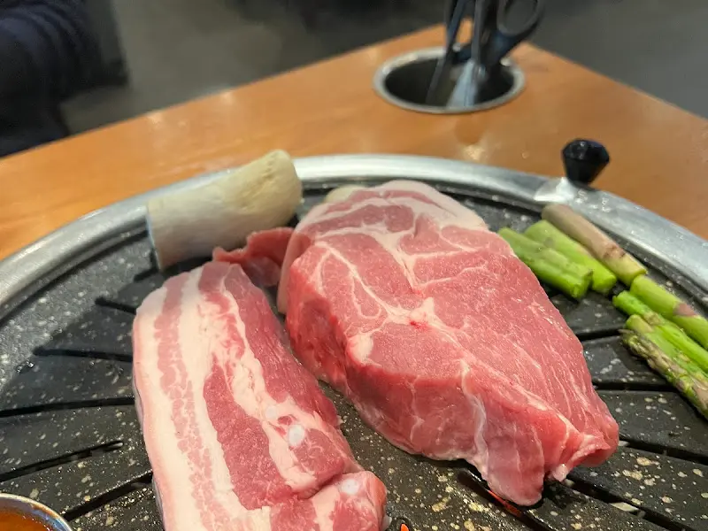 숯불 위 오겹살과 목살