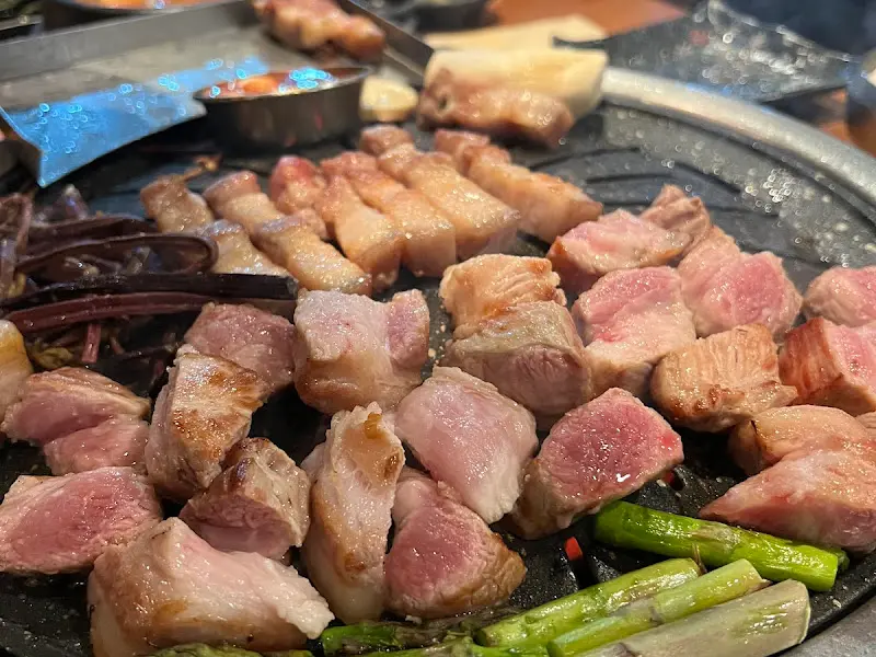 구워진 오겹살과 아스파라거스