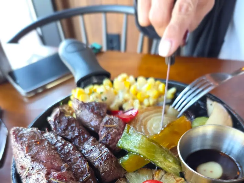 뜨거운 철판 위에 올려진 더블 스테이크