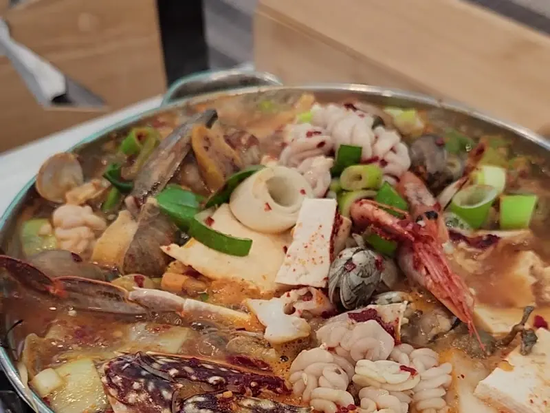 해산물이 가득한 해물된장찌개