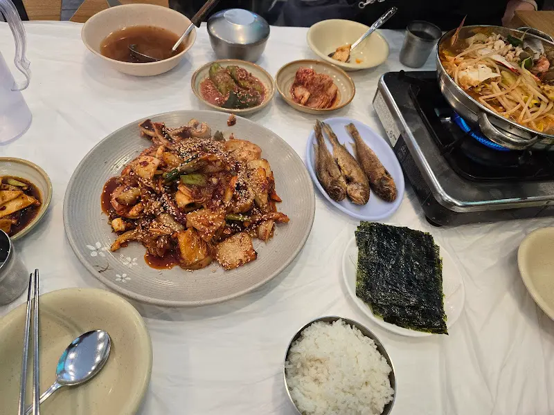 푸짐한 밑반찬과 해물된장찌개, 오징어볶음