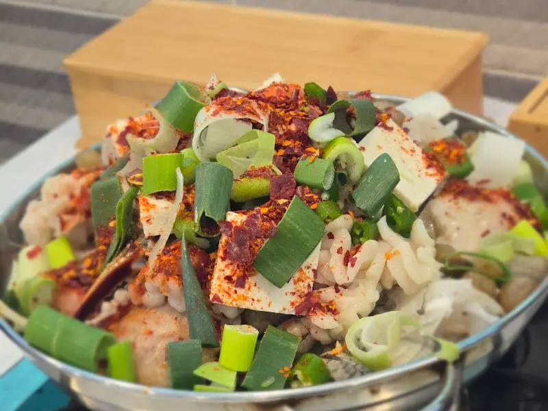 끓기 전 해물된장찌개의 모습