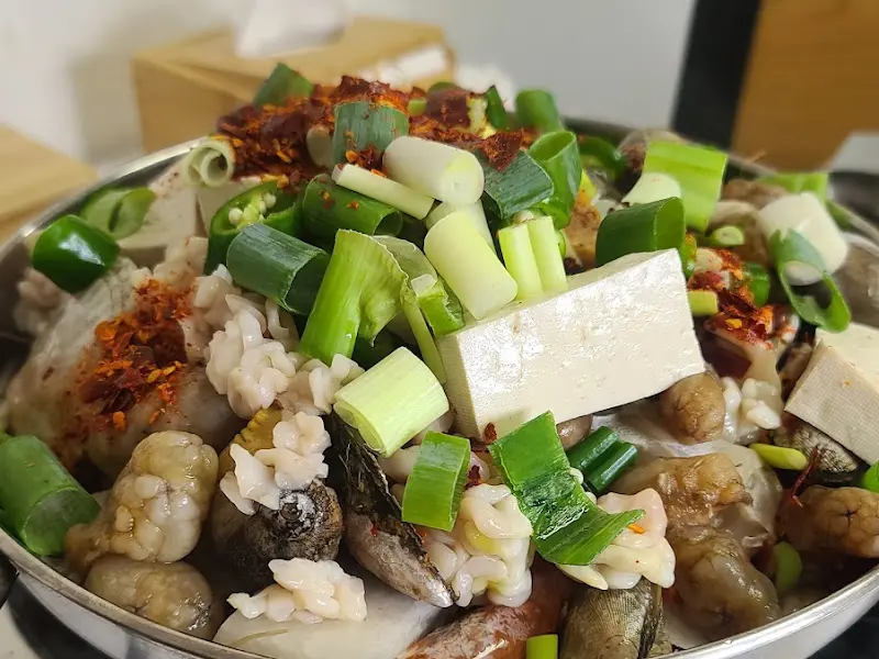 해물과 두부, 파가 듬뿍 들어간 해물된장찌개