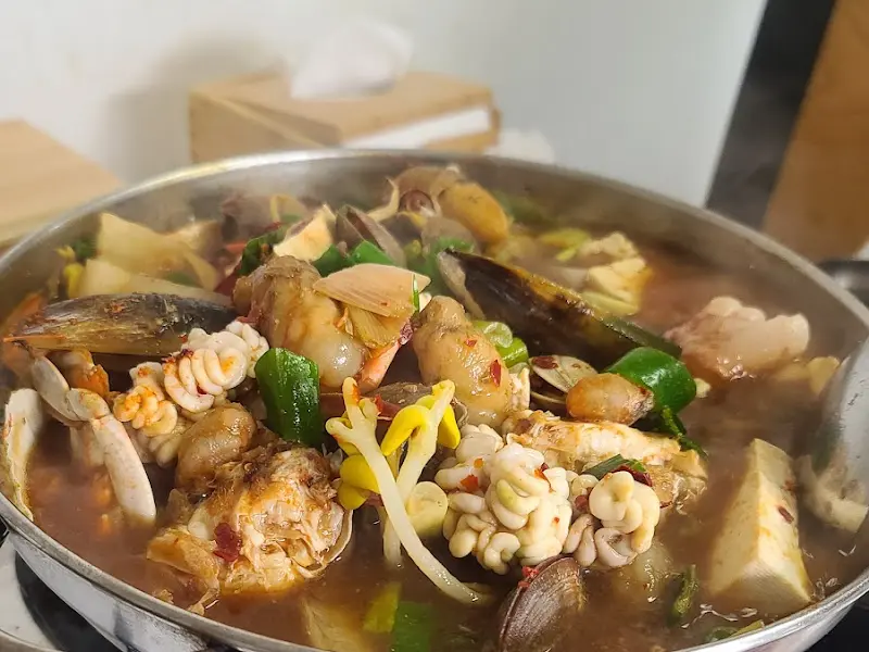 해물된장찌개의 푸짐한 해산물