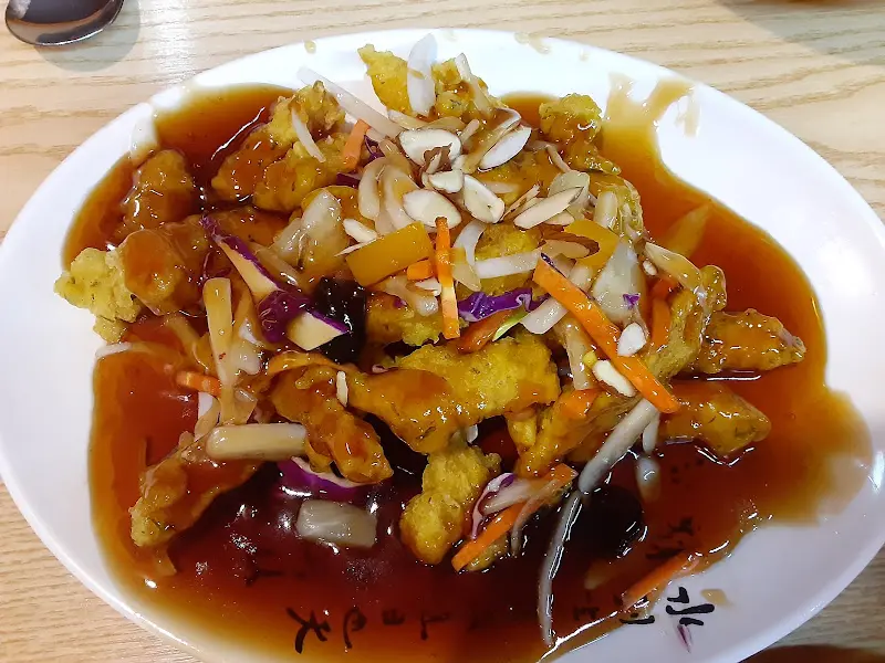 달콤한 소스가 부어진 탕수육