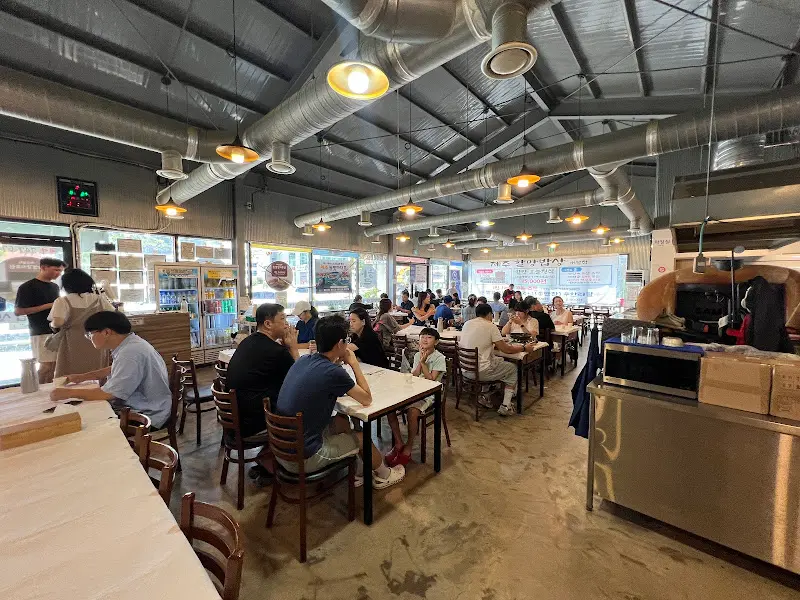 넓고 쾌적한 식당 내부