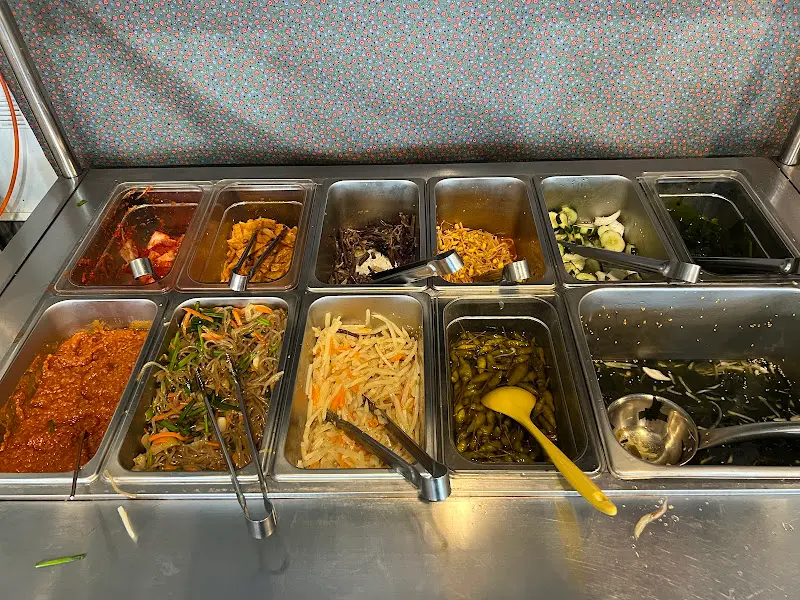 다양한 반찬이 준비된 셀프바