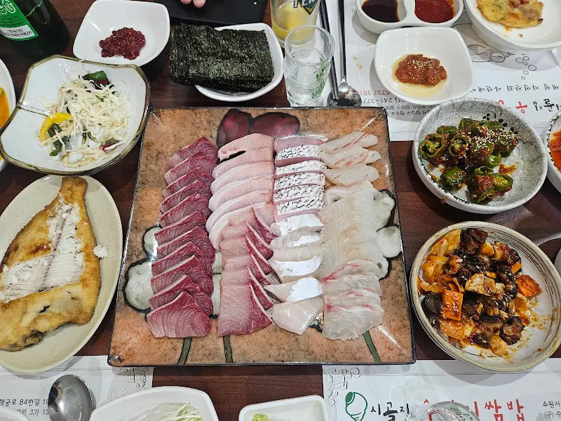 푸짐한 회 한 상 차림