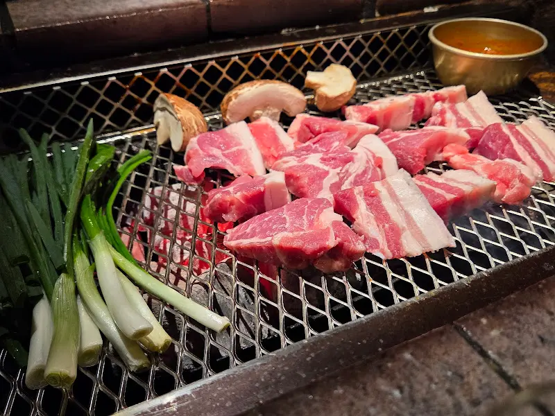 숯불 위에서 구워지고 있는 돼지고기