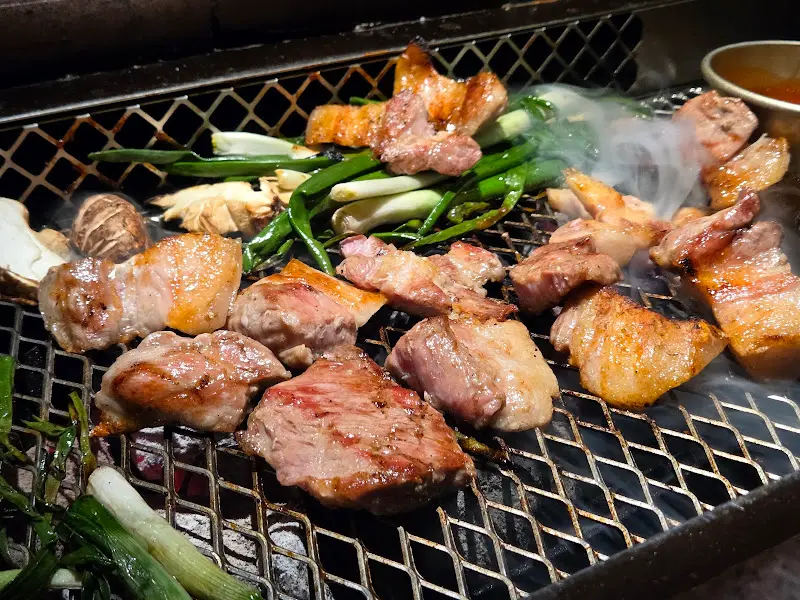 숯불 위에서 구워지고 있는 양념구이
