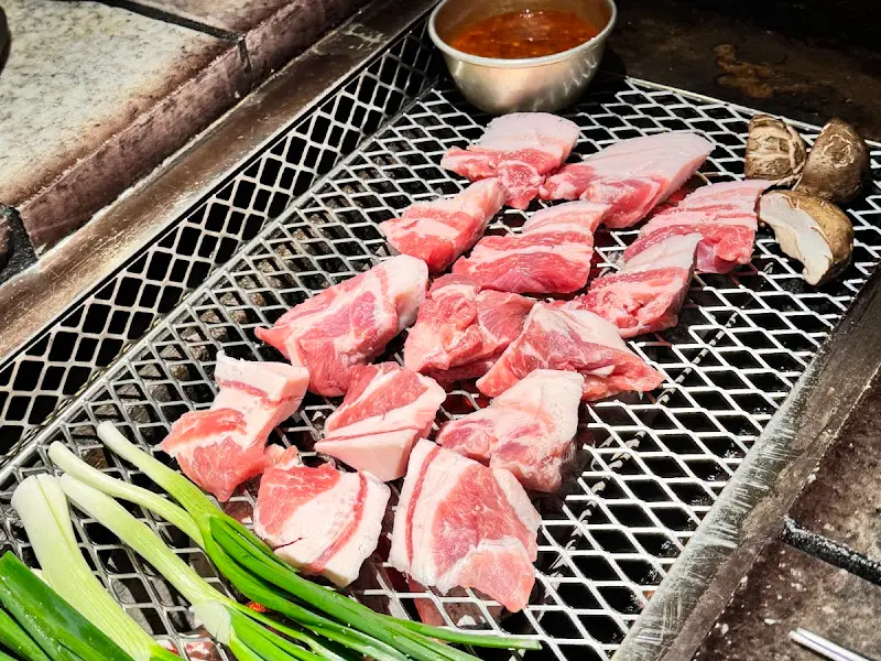 숯불 위에서 구워지는 돼지고기의 모습