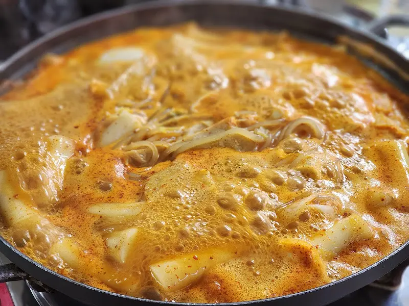 보글보글 끓는 떡볶이
