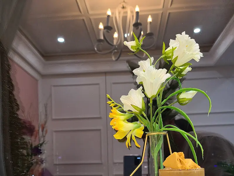 테이블 위 꽃 장식