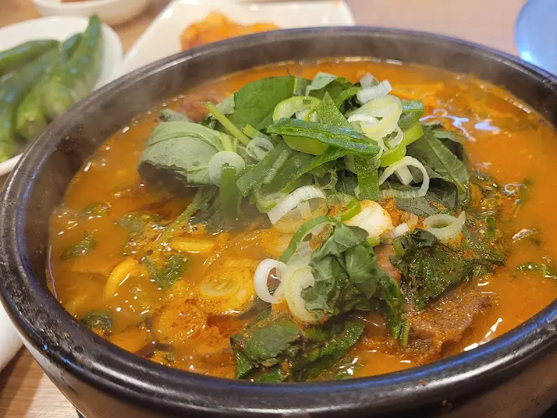 싱싱한 채소가 듬뿍 올려진 따귀탕