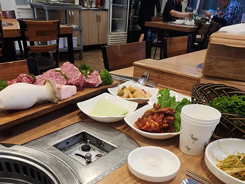 고기와 반찬이 함께 놓인 테이블 전경