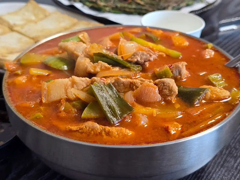 푸짐한 한돈 애호박국밥