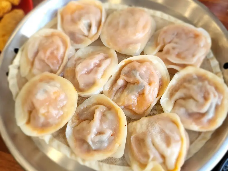 찜기에 담겨 있는 촉촉한 만두
