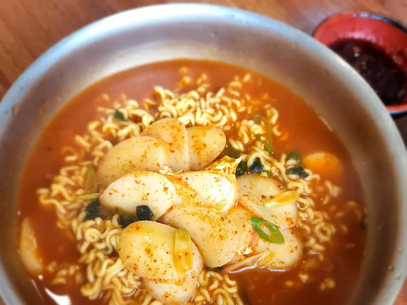 라면 위에 떡이 올려져 있는 모습