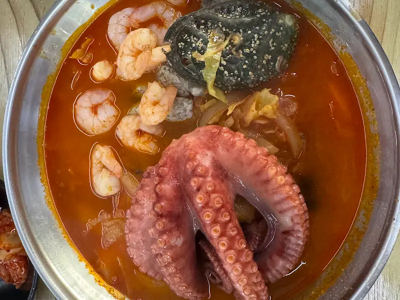 문어짬뽕 속 풍성한 해산물