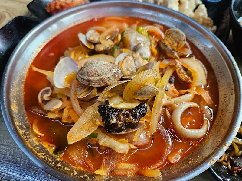 푸짐한 해산물이 인상적인 짬뽕
