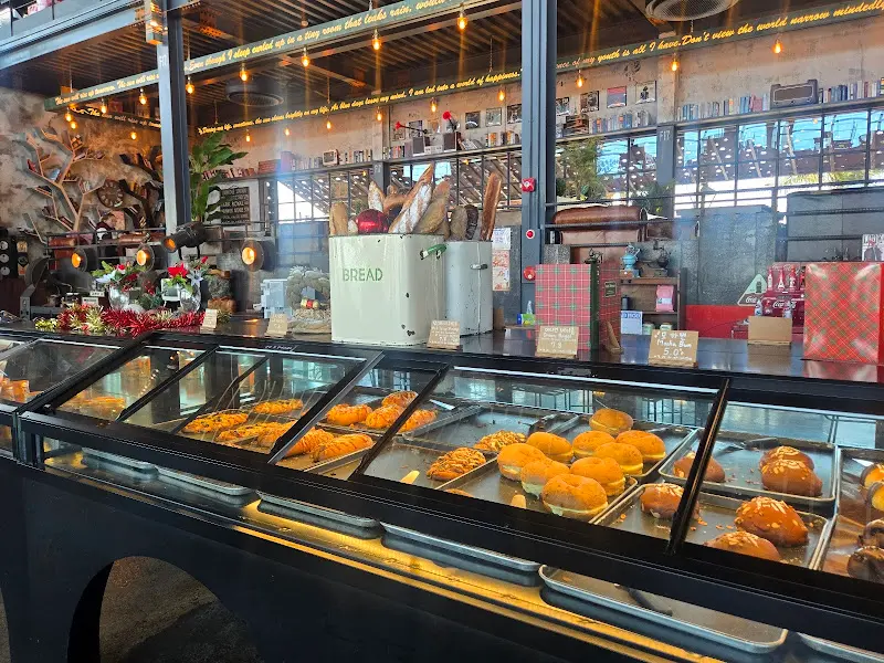 다양한 종류의 빵이 진열된 모습