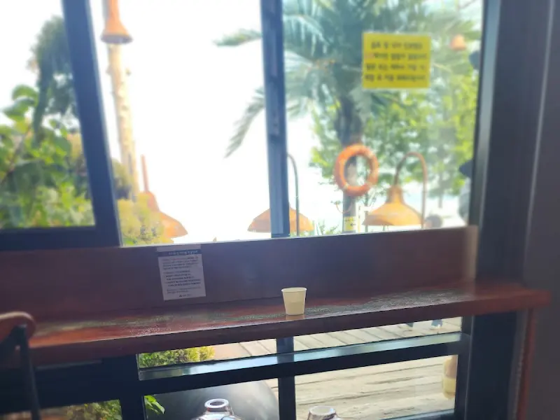 창밖으로 보이는 서해 바다 풍경