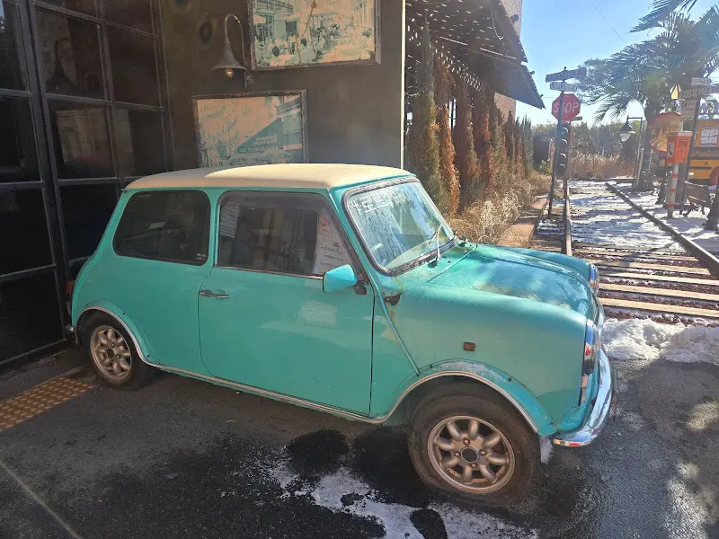 카페 입구에 전시된 미니 쿠퍼