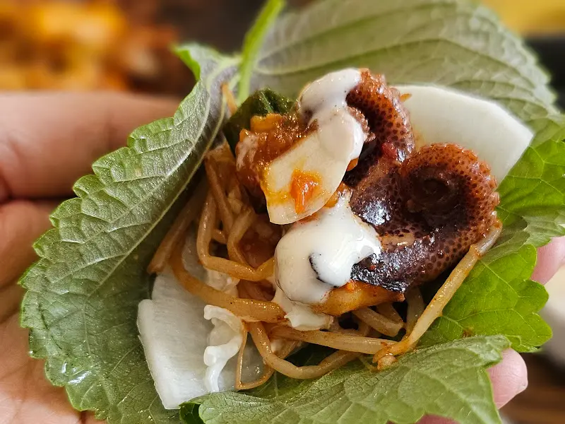 깻잎에 싸 먹는 쭈꾸미