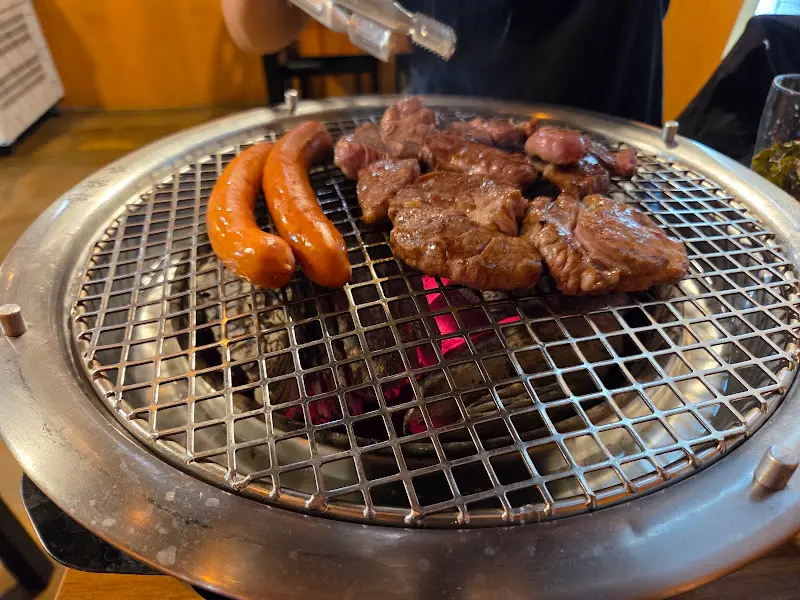 숯불 위에서 익어가는 고기